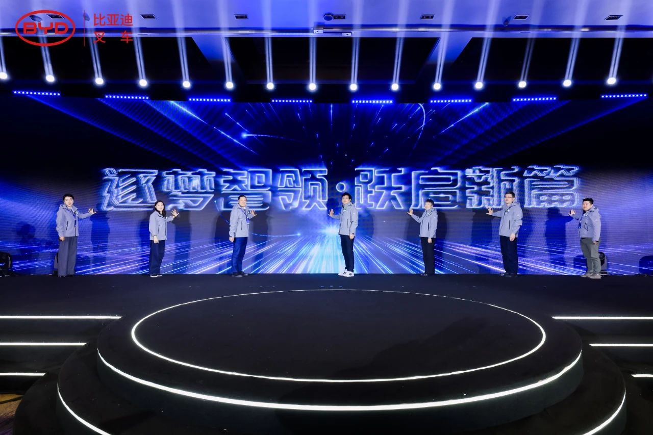 2024比亞迪叉車(chē)經(jīng)銷商大會(huì)圓滿落幕,世恒集團(tuán)榮獲多項(xiàng)殊榮! 2024比亞迪叉車(chē)經(jīng)銷商大會(huì)圓滿落幕,世恒集團(tuán)榮獲多項(xiàng)殊榮!
