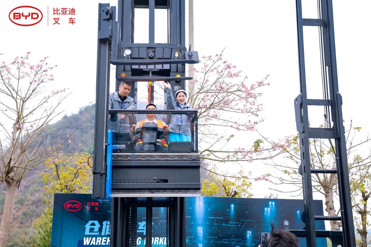 2024比亞迪叉車(chē)經(jīng)銷商大會(huì)圓滿落幕,世恒集團(tuán)榮獲多項(xiàng)殊榮! 2024比亞迪叉車(chē)經(jīng)銷商大會(huì)圓滿落幕,世恒集團(tuán)榮獲多項(xiàng)殊榮!